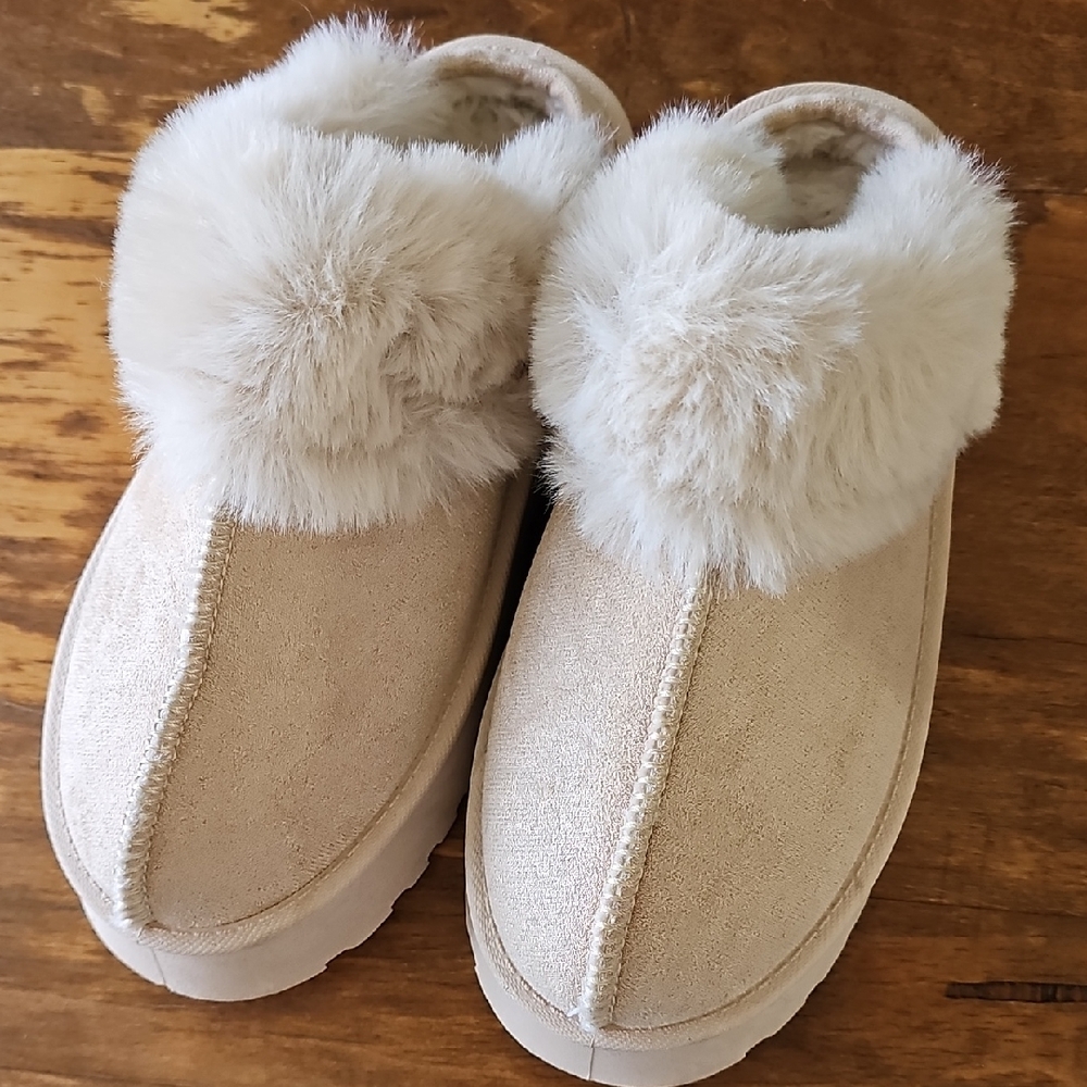 NWOB Cozy Faux Fur Lined Mule Slippers - Light Beige - SIZE 39